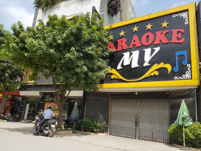 Karaoke My (thị trấn Trâu Quỳ, Gia Lâm) đang bị đình chỉ thì quán karaoke bên cạnh có nhiều dấu hiệu vi phạm PCCC