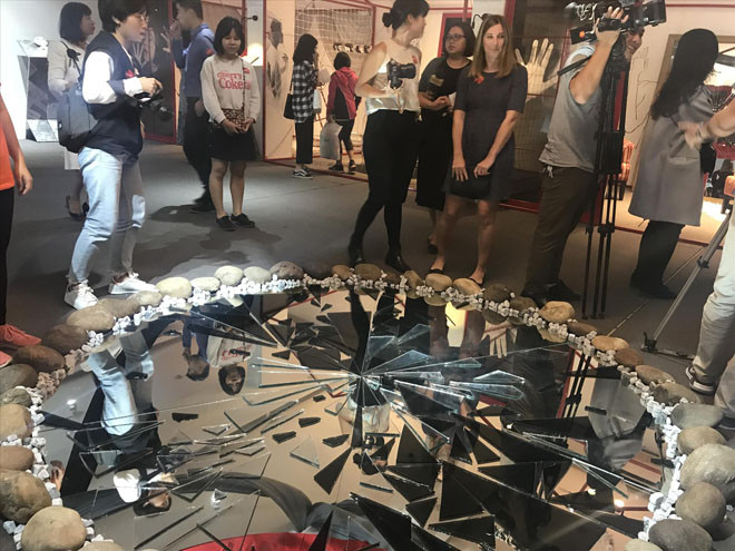 Một góc sắp đặt về bạo lực gia đình trong triển lãm “Phía sau cánh cửa”. Ảnh: NGUYÊN KHÁNH