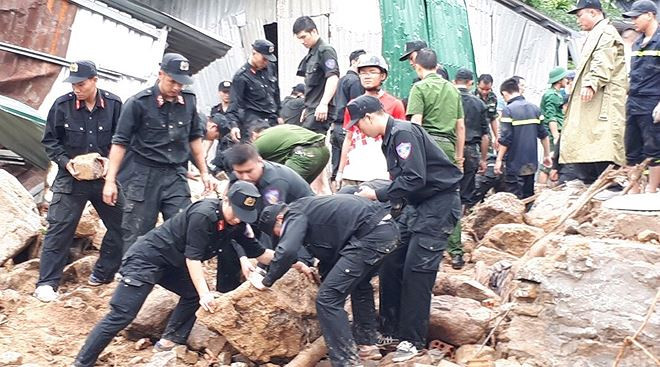 Các lực lượng chức năng đang nỗ lực khắc phục hậu quả trận lũ xảy ra hôm 18/11. Ảnh: C.T 