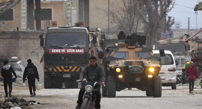 Xe quân sự Thổ Nhĩ Kỳ được điều đến biên giới với Syria hồi đầu năm 2017. ảnh: Sputnik 