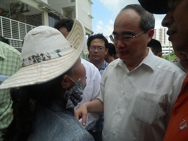 Bí thư thành ủy Nguyễn Thiện Nhân đến thăm hỏi bà con đang khiếu nại ở Thủ Thiêm