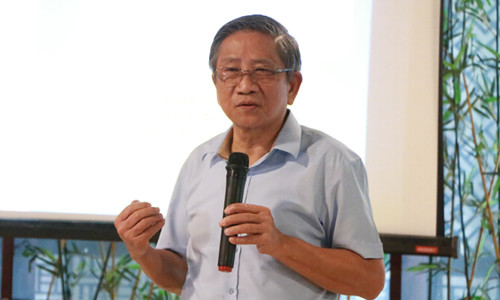 GS. Nguyễn Minh Thuyết trình bày tại buổi sinh hoạt chuyên đề sáng 15/9. ảnh: ĐÌNH TUệ