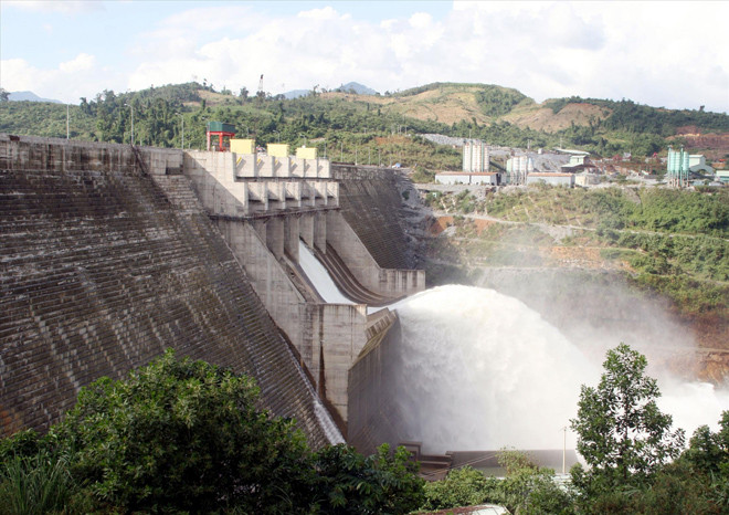 Thủy điện xả lũ tập trung là mối lo lớn của người dân vùng hạ du trong mùa mưa lũ, Trong ảnh: Đập thủy điện Sông Tranh 2 điều tiết xả lũ. Ảnh H. Văn