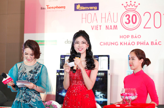 Á hậu Ngô Thanh Thanh Tú dẫn chương trình tại sự kiện họp báo chung khảo phía Bắc Hoa hậu Việt Nam 2018. Ảnh: như ý