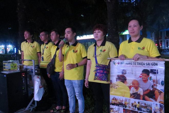 Nhóm Hát rong từ thiện Sài Gòn biểu diễn ở khu vực Trung Sơn (Q.8), số tiền xin được sẽ dùng vào việc hỗ trợ bệnh nhi, người già có hoàn cảnh khó khăn 