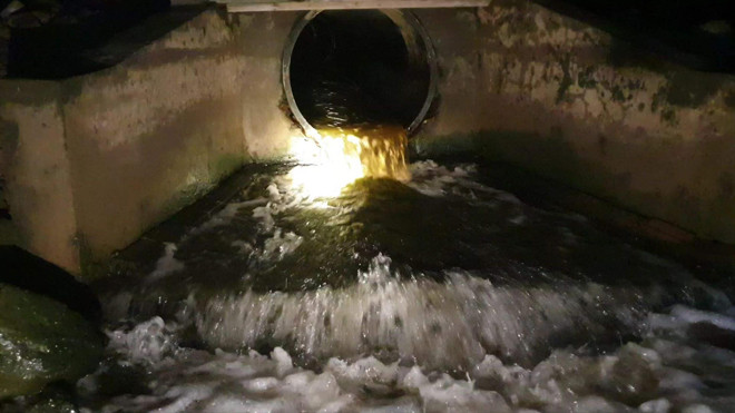 Nước xả thải của khu công nghiệp màu vàng đục, sủi bọt chảy thẳng ra môi trường 