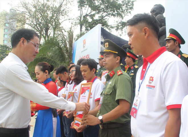 Ban tổ chức liên hoan tặng giấy chứng nhận bí thư chi đoàn giỏi cụm miền Đông Nam bộ lần thứ nhất. Ảnh: NGÔ TÙNG