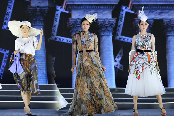 Nguyễn Thị Hồng Tuyết, Nguyễn Hoài Phương Anh và Nguyễn Thúc Thùy Tiên- ba thí sinh tranh giải Người đẹp Thời trang trong đêm chung kết 16/9 Ảnh: Hoàng Mạnh Thắng 