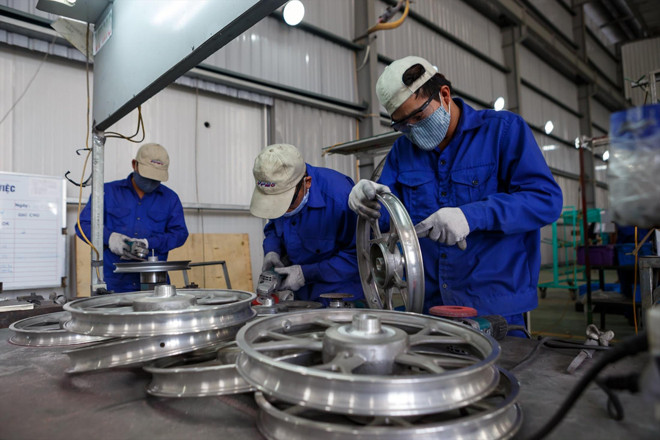 Để có nguồn tài chính phát triển bền vững, Việt Nam cần đẩy mạnh phát triển kinh tế tư nhân. Trong ảnh, công nhân doanh nghiệp tư nhân sản xuất lắp ráp linh kiện