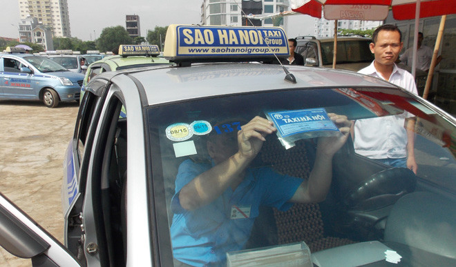 Doanh nghiệp taxi cho biết, mỗi lần điều chỉnh giá cước mỗi taxi còn phải thay tem nhãn báo giá, đồng hồ cước mất ít nhất 1 ngày. ảnh: A. Trọng
