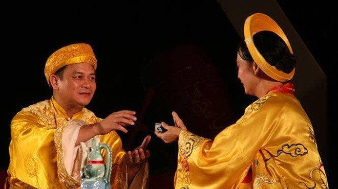 NSND Anh Tú vai Trần Cảnh và Lê Khanh vai Lý Chiêu Hoàng trong vở Rừng Trúc