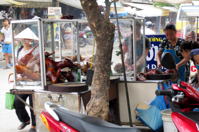 Một tủ thịt chó bên đường ở Hà Nội. Ảnh: Như Ý