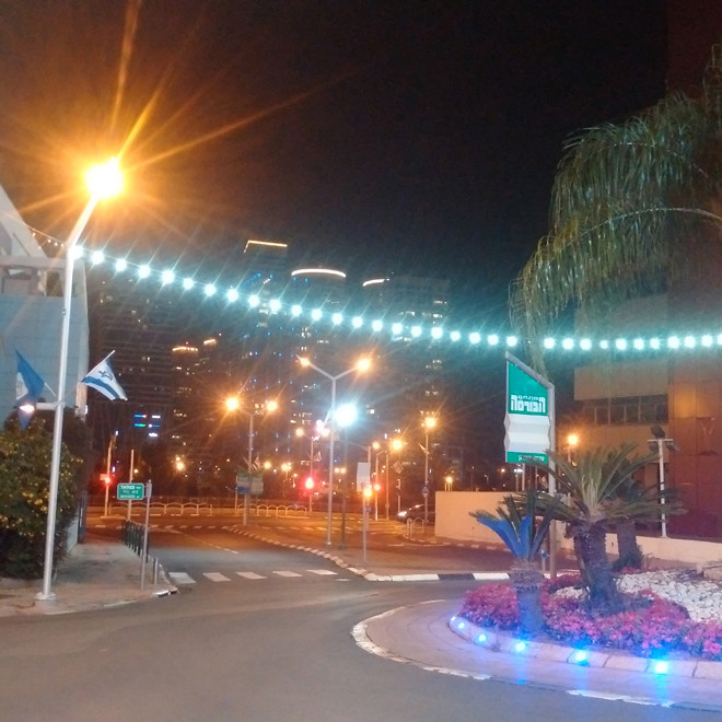 Ðường phố khu vực trung tâm Tel Aviv vắng tanh không một bóng người vào lúc 8h tối ngày thứ sáu, bắt đầu ngày lễ Shabbat hàng tuần tại Israel Ảnh: Việt Hùng