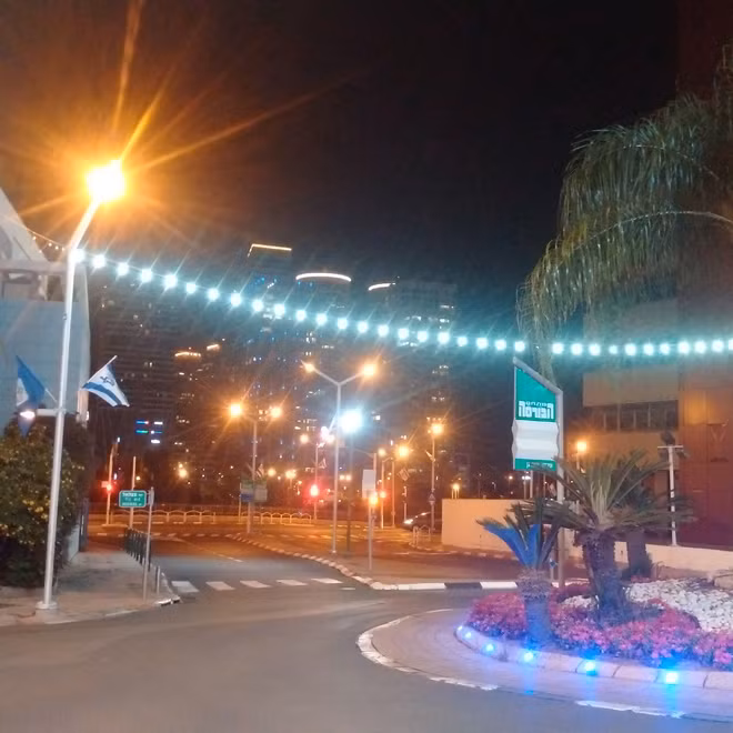 Ðường phố khu vực trung tâm Tel Aviv vắng tanh không một bóng người vào lúc 8h tối ngày thứ sáu, bắt đầu ngày lễ Shabbat hàng tuần tại Israel Ảnh: Việt Hùng