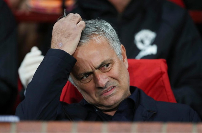 HLV Mourinho đang chịu áp lực nặng nề 