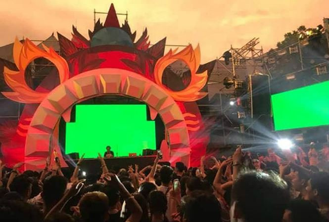 Lễ hội âm nhạc tại công viên nước Hồ Tây tối 16/9 thu hút hàng nghìn người tham dự. Ảnh: VnExpress 