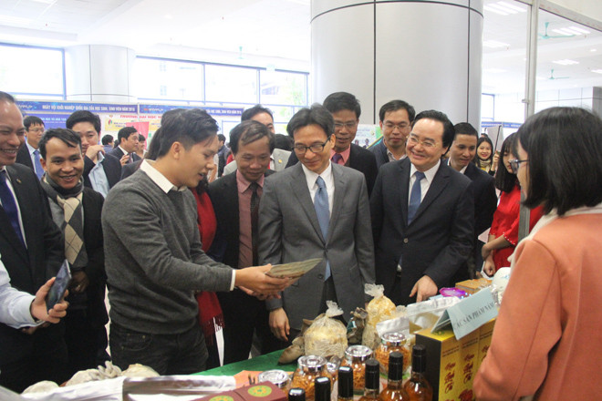 Phó thủ tướng Vũ Đức Đam thăm gian hàng khởi nghiệp của sinh viên các trường ĐH tại Ngày hội khởi nghiệp quốc gia sáng qua 16/12. ảnh: Nghiêm Huê