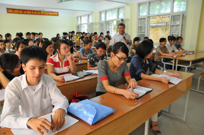 Tăng học phí đang làm khó sinh viên nghèo. ảnh: hồng vĩnh