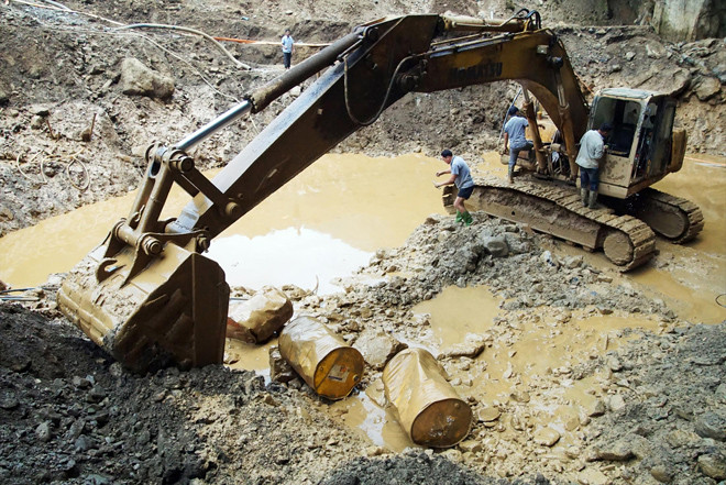  Tận tối 7/11, huyện Lạc Thủy mới tăng cường người và thiết bị máy móc tìm kiếm 2 phu vàng mắc kẹt. Ảnh: Hoàng Mạnh Thắng