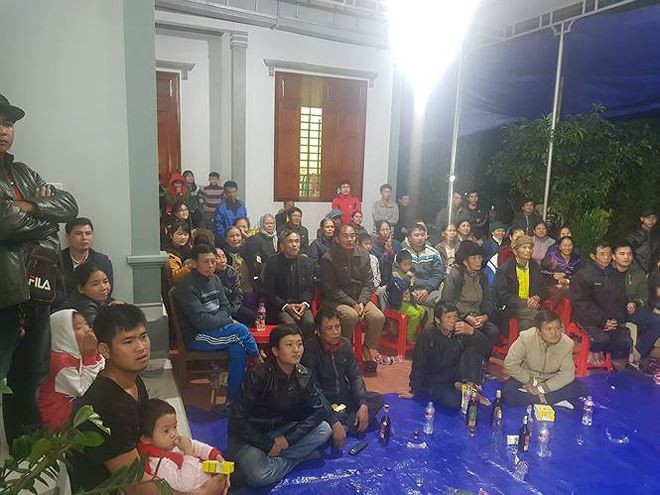 Người nhà Công Phượng tiếc nuối khi chứng kiến Văn Đức bỏ lỡ cơ hội ghi bàn. ảnh: cảnh huệ