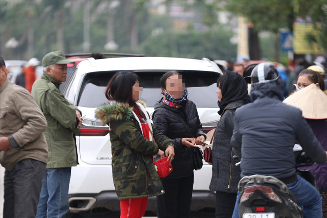 Dân phe vé thủ sẵn hàng cọc tiền trong túi xách phục sẵn trước trụ sở VFF từ sáng, sẵn sàng trả giá cao cho người mua được vé online và nhanh chóng sang tay cho người hâm mộ. Ảnh: Như Ý 