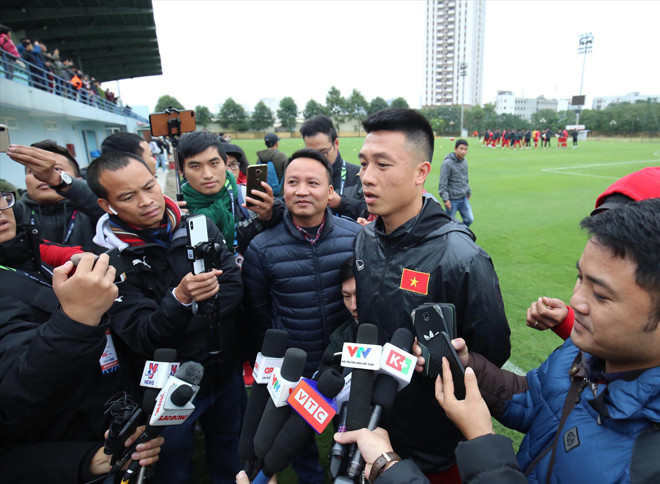 Tiền vệ Huy Hùng trả lời báo chí trước buổi tập của ĐTVN chiều qua. ảnh: NHƯ Ý 