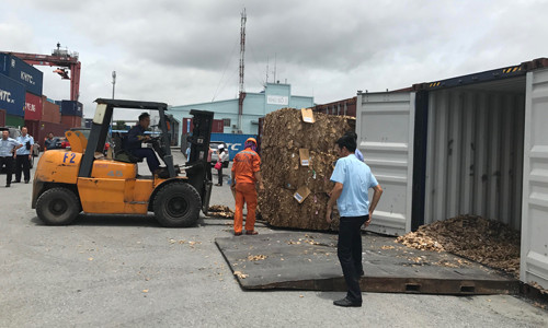 Hải quan Hải Phòng kiểm tra các container phế liệu tồn đọng tại cảng Đình Vũ 