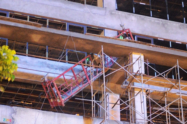 Hiện trường vụ sắt rơi làm chết người ở đường Lê Văn Lương (Hà Nội)