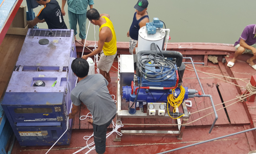 Thử nghiệm sản phẩm máy làm đá tuyết từ nước biển trên tàu cá