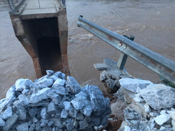 Cầu Chôm Lôm hỏng mố cầu với chiều dài khoảng 6m, khiến học sinh đến trường rất khó khăn