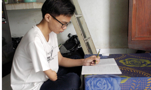 Nguyễn Chí Bền trong căn phòng trọ tại Cần Thơ 