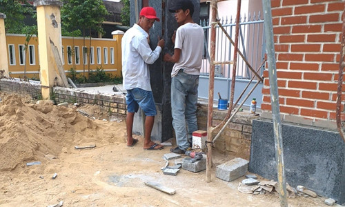 Hoạt động xây dựng dân dụng tại huyện miền núi Nam Đông (TT-Huế) vào mùa khô 2018 gặp rất nhiều khó khăn do nguồn cát sỏi trở nên khan hiếm bất thường