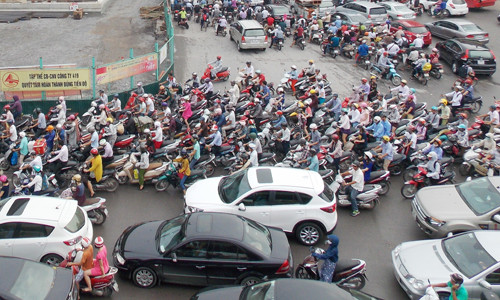 Dù đang quá tải gấp nhiều lần, lòng đường của Hà Nội mỗi tháng gánh thêm 27 ngàn phương tiện cá nhân Ảnh: Anh Trọng