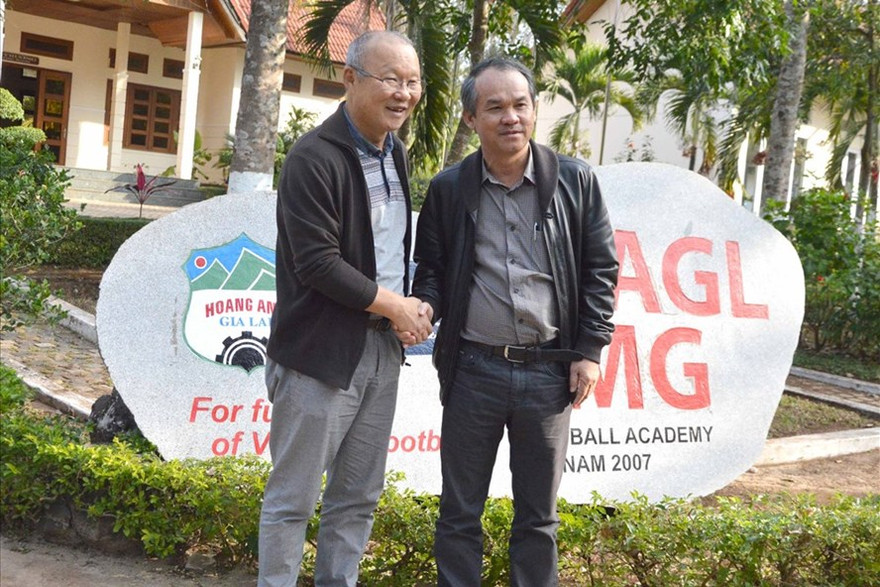 Bầu Đức chính là người đưa HLV Park Hang-seo (bìa trái) về dẫn dắt đội tuyển Việt Nam