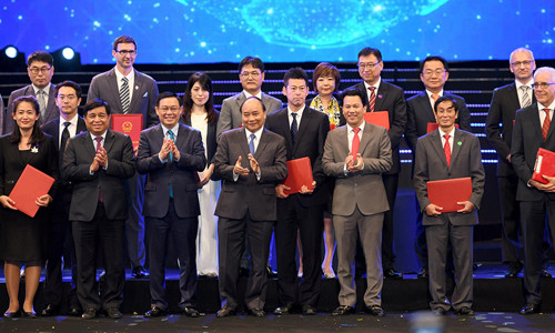 Thủ tướng gặp gỡ nhà đầu tư nước ngoài tại Hội nghị Tổng kết 30 năm thu hút FDI ảnh: Quang Hiếu 