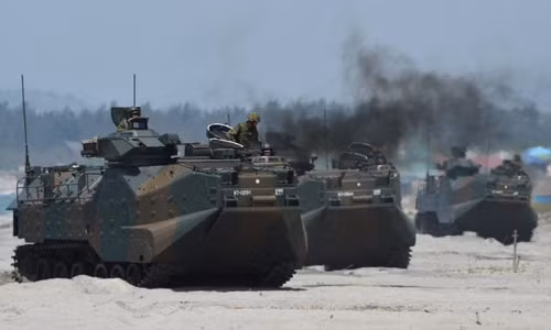 Các xe bọc thép lội nước của SDF tập trận trên đất Philippines Ảnh: CNN
