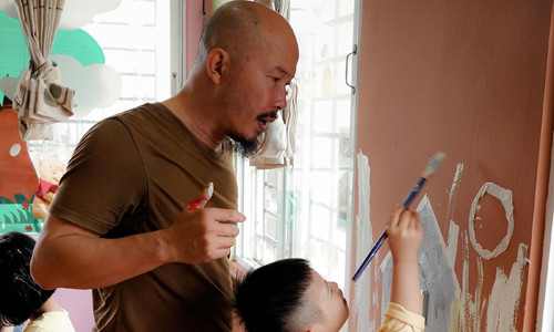 Trẻ tự kỷ trải nghiệm vẽ tranh cùng nghệ sĩ Đinh Công Đạt