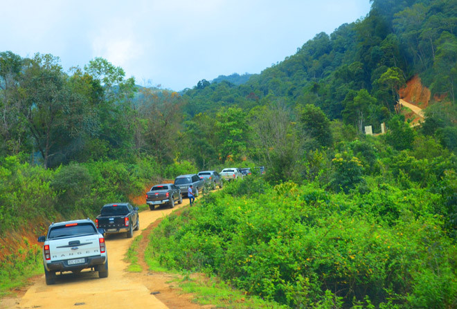 Độc đạo dốc đứng lên “thánh địa sâm”