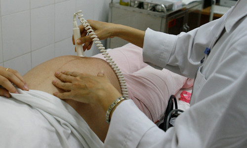 Khám thai tại Bệnh viện Phụ sản Trung ương Ảnh: Hồng vĩnh