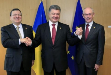 Tổng thống Ukraine Poroshenko(giữa) trong lễ ký thỏa thuận hợp tác với EU hồi tháng 6.