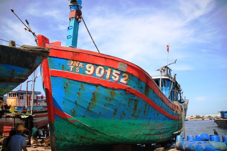 Tàu cá bị đâm chìm cập bờ sau 30 giờ lai dắt. Ảnh: Nguyễn Huy