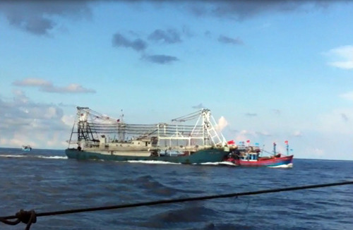 Hình ảnh tàu Trung Quốc đâm chìm tàu cá ĐNa 90152 của ngư dân Việt Nam hôm 26/5.
