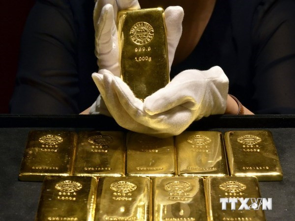 Những thỏi vàng nặng 1kg tại cửa hàng của công ty trang sức Tanaka Kikinzoku ở Tokyo, Nhật Bản. Ảnh: TTXVN