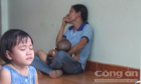 Nước mắt người mẹ không khi nào ngừng chảy trong đám tang đứa con xấu số. Ảnh: CATP