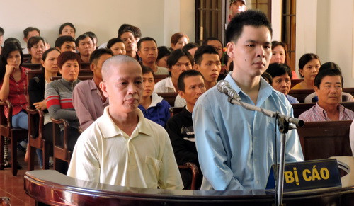 Hoài (áo xanh) và Khanh tại phiên tòa. Ảnh: Thái Hà/VnExpress