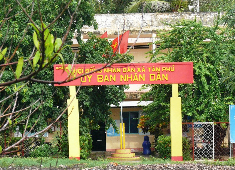 Trụ sở UBND xã Tân Phú có nhiều cán bộ sử dụng bằng cấp giả.