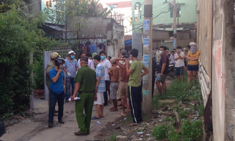 Lực lượng chức năng phong tỏa hiện trường điều tra vụ việc.