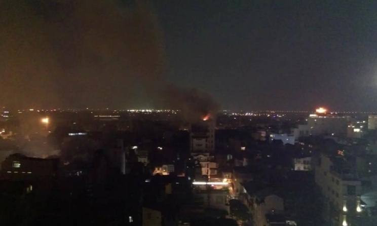 Khói đen nghi ngút bao trùm khách sạn An Nam Legend. Ảnh: L.D