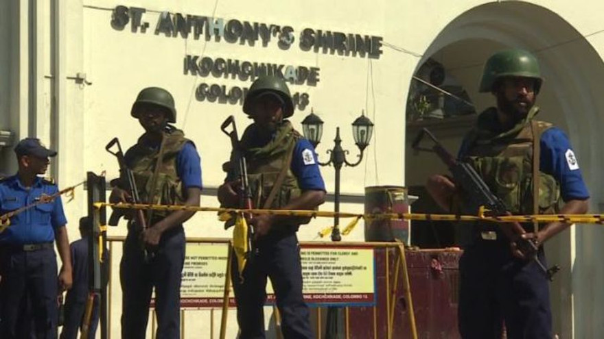 Cảnh sát đứng gác bên ngoài một nhà thờ ở Colombo. ảnh: CNN 