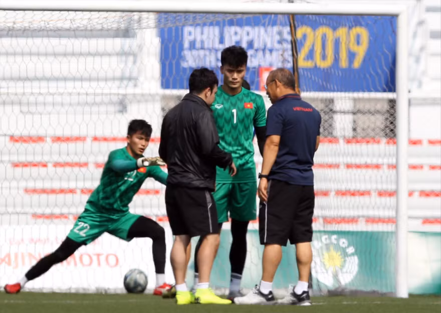 HLV Park Hang Seo trao đổi với thủ môn Tiến Dũng trong buổi tập trước trận bán kết ảnh: HỮU PHẠM 